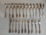 beaucoup de cuillères et de fourchettes en argent sur une table