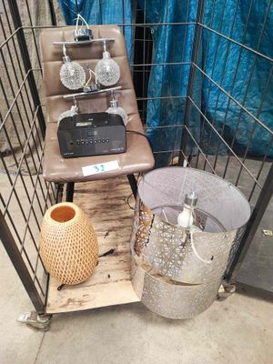 une table sur laquelle est posé un ordinateur portable, à côté d'une chaise