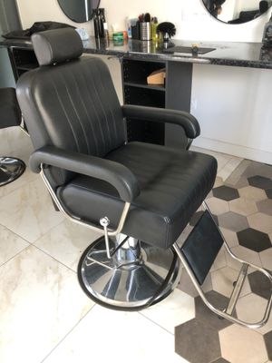 une photo d'un fauteuil de coiffeur dans un salon