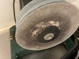 une machine posée par terre à côté d'autres outils