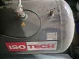 une image représentant un réservoir d'essence sur lequel est inscrit « iso tech »