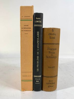 deux livres posés l'un à côté de l'autre sur une table