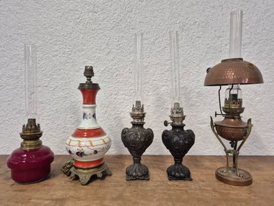 Ensemble de 5 lampes à pétrole dont une paire en étain, 1 en…