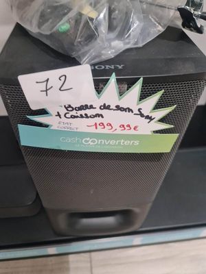 une enceinte noire sur laquelle est posé un sac en plastique