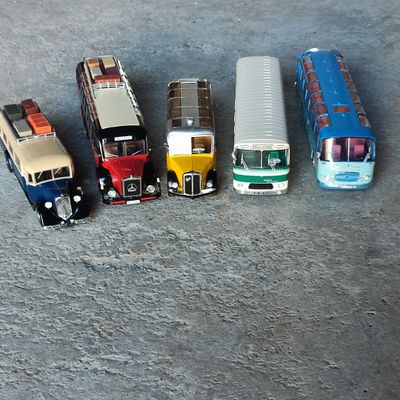 cinq petits bus alignés en rang sur le sol