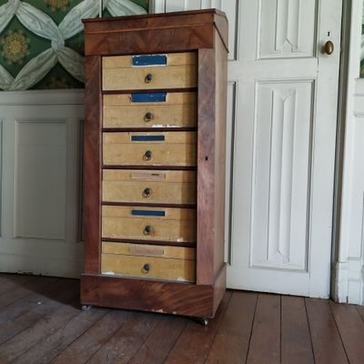 une commode en bois dans le coin d'une pièce