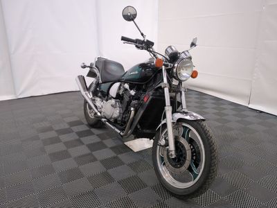 une moto posée sur un sol à damier noir et blanc