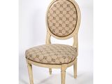 le dossier d'une chaise orné d'un motif floral
