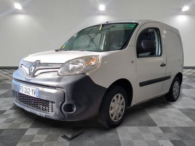 une camionnette blanche garée sur un sol en damier