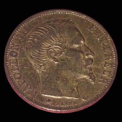l'image d'une pièce d'or sur laquelle figure le visage d'une femme