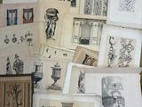il y a beaucoup de dessins par terre dans cette pièce