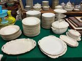de nombreuses assiettes et bols posés sur une table recouverte d'une nappe verte