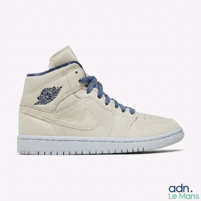 La Air Jordan 1 Mid se décline dans une palette de couleurs blanche et bleue