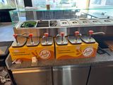 beaucoup de plats posés sur le comptoir du restaurant