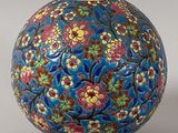 un vase bleu orné d'un motif floral