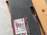 une mallette à outils posée sur une table en bois