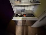 une cuisine avec un évier et une cuisinière