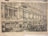 une vieille photo montrant une foule nombreuse dans un bâtiment