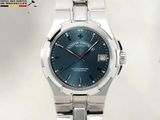 une image montrant un gros plan d'une montre-bracelet au cadran bleu