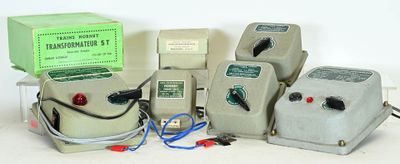 de nombreux types d'appareils électriques posés sur une table