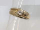 une bague en or surmontée d'un diamant