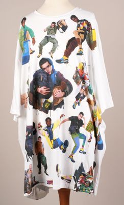 un t-shirt blanc avec l'image d'un groupe de personnes dessus