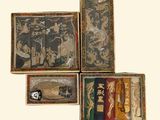 plusieurs types d'objets différents dans une boîte posée sur une surface blanche