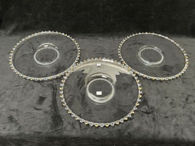 trois plats en verre transparent posés sur un tissu noir