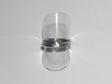 un verre transparent surmonté d'un anneau argenté