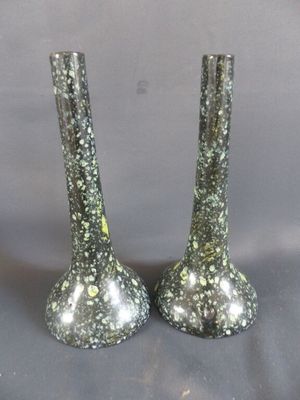 deux vases en argent posés l'un à côté de l'autre sur une table