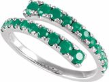 une bague verte sertie de deux rangées d'émeraudes