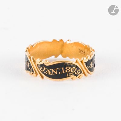 une image représentant une bague en or avec un anneau en émail noir