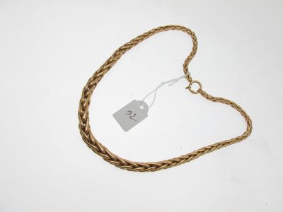une corde avec une étiquette, posée sur une surface blanche