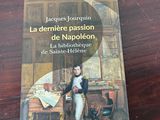 le livre est posé sur une table devant une table en bois
