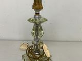 une lampe en verre posée sur une table