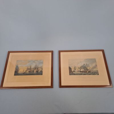 deux gravures encadrées représentant des navires, accrochées au mur d'une pièce