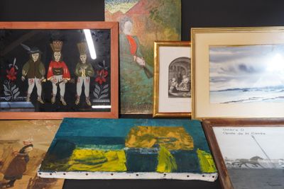 un tableau posé sur la table, à côté d'une photo d'un homme