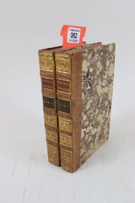 deux livres posés l'un sur l'autre sur une table