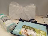 un sac de couches et une couverture posés sur un lit