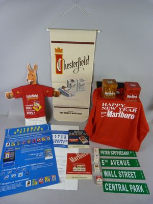 de nombreux objets posés sur une table