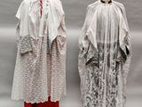 Deux mannequins vêtus de blanc et de rouge se tiennent l'un à côté de l'autre
