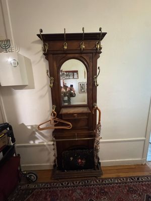 une horloge de parquet dans un coin du salon