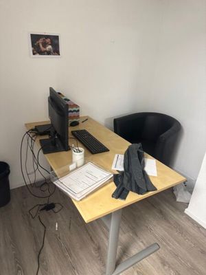 1 bureau droit bois lamifié piètement métal