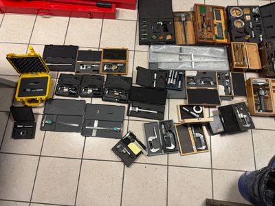 de nombreux équipements électroniques qui se trouvent au sol