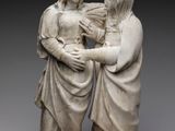 l'image d'une statue représentant une femme tenant un enfant dans ses bras