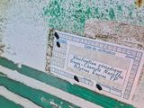un banc vert et blanc sur lequel est posée une pancarte