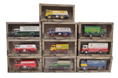 six camions miniatures dans une vitrine sur fond blanc