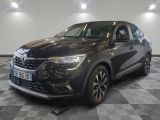l'avant d'un SUV noir garé sur un sol à damier