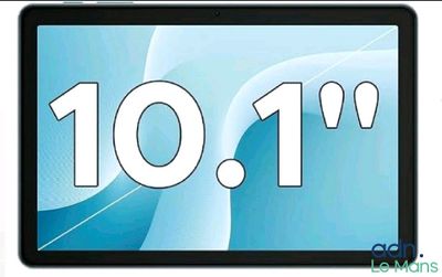 un gros plan d'une tablette dont l'écran affiche une horloge