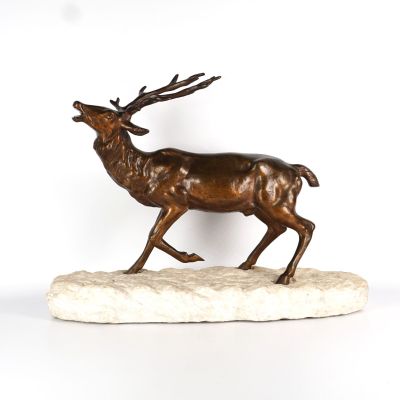 sculpture en bronze représentant un cerf, posée sur un socle en marbre